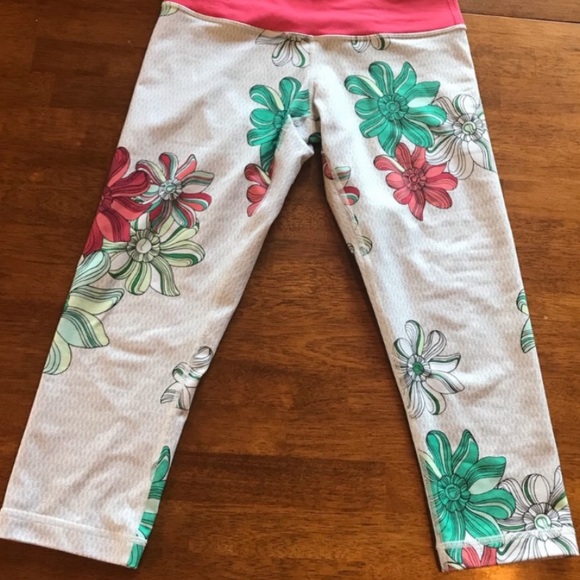 lululemon athletica Pants - Lululemon crops sz 6
